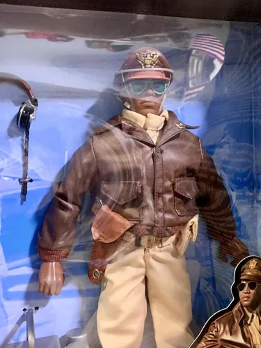 Vista 4 de G.I. Joe - 1996 - Colección Classic - Colección WW II Forces - Tuskegee Bomber Pilot - Figura de acción de 12 pulgadas - con accesorios - RARO
