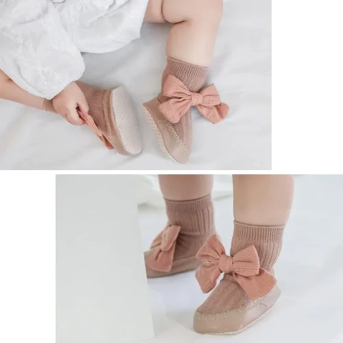 Vista 4 de SUITBOY Calcetines de zapatos para niñas con bonitos lazos paquete de 2 calcetines antideslizantes para el suelo con agarre juego de regalo