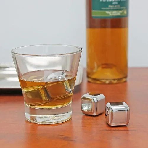 Vista 4 de Cubos de hielo refrigerantes reutilizables de acero inoxidable para whisky, vino y bebidas - Juego de 12