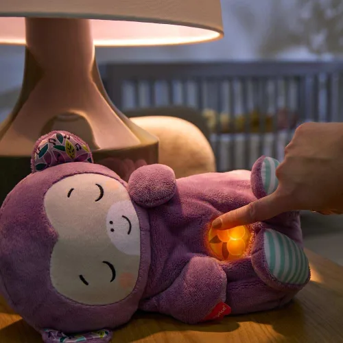 Vista 3 de Fisher-Price Juguetes para bebés Soothe ‘n Snuggle Mono púrpura de peluche máquina de sonido portátil con movimiento de respiración y luces