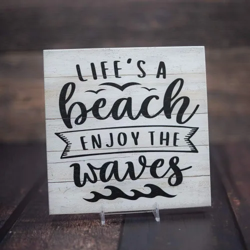 Vista 3 de Life a Beach, letrero de madera blanca de aspecto rústico con texto en inglés "Enjoy the Waves", para decoración de pared, de 8 x 8 pulgadas