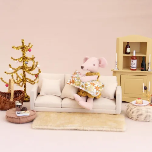 Vista 4 de Sofá miniatura de gamuza a escala 1:12 y 1:8 con 3 almohadas, mini sofá beige para muñecas de 5 a 9 pulgadas, muebles de casa de muñecas, decoración