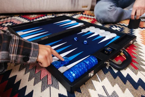 Vista 8 de Pointworks Juego de Backgammon Premium de 19 Pulgadas para Adultos de Cuero Negro - Azul. Juego de Fichas y Dados Premium de 1.6 Pulgadas, Juego
