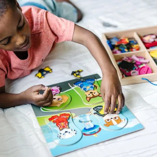 Vista 5 de Melissa & Doug Juego de actividades magnéticas de madera de Paw Patrol