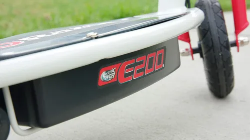 Vista 13 de Patinete eléctrico Razor E200 para adolescentes y adultos - Motor de alto torque de 12 MPH, 40 min de tiempo de conducción, peso máximo de 154