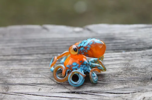 Vista 3 de Mini figura de pulpo de vidrio soplado – Criatura marina naranja y azul hecha a mano – Decoración de animales del océano costero – Escultura náutica
