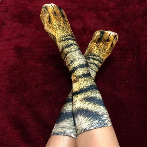 Vista 4 de Calcetines de patas de animales, loco diseño en 3D de patas de gatos, perros y tigres. Divertido regalo navideño para mujer u hombre adultos