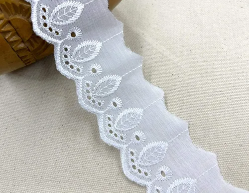 Vista 5 de AMORNPHAN 15 yardas de 2 pulgadas de ancho con ojales de algodón blanco con ribete de encaje, tela bordada floral, mantel, mantas, almohadas