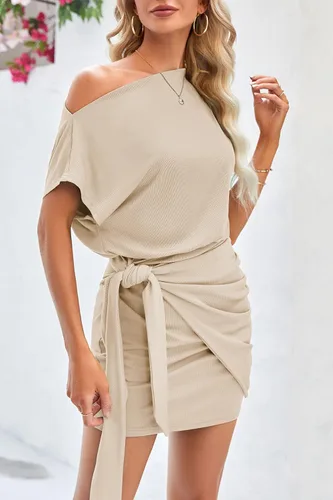 Vista 4 de AMIMIV Vestido de verano para mujer, con hombros descubiertos, casual, manga corta, entallado, fruncido, con lazo en la cintura, ajustado, de punto