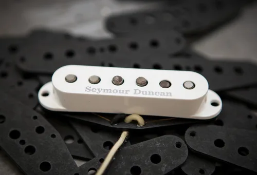 Vista 2 de Seymour Duncan Vintage Staggered Strat - Cuello/Medio/Puente - Blanco