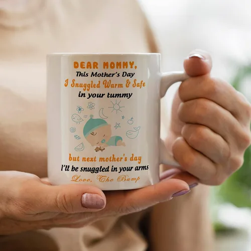 Vista 2 de Taza de anuncio de embarazo de Navidad – Regalo de mamá esperada de Baby Bump – Taza de café para madre futura – Regalo de revelación de bebé