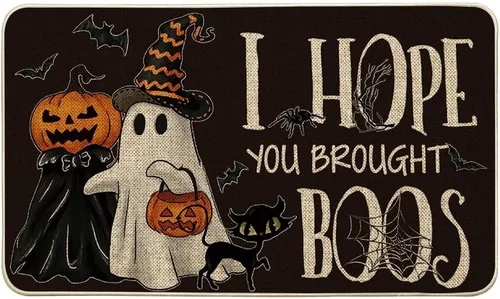 Vista 8 de Artoid Mode Tapete de Halloween con diseño de calabazas fantasmas, diseño de gato con texto en inglés "I Hope You Brought Boos", decoración