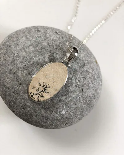 Vista 9 de Dendritic Agate pendant, Leaf jasper pendant, Scenic yellow dendritic agate, Oval rough stone pendant, Desert storm pendant, Natural stone