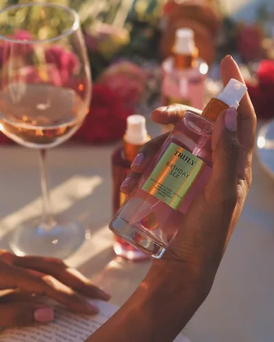 Vista 4 de Truly Perfume Body Mist Bruma refrescante con fragancia de larga duración para una piel suave, tersa y perfumada