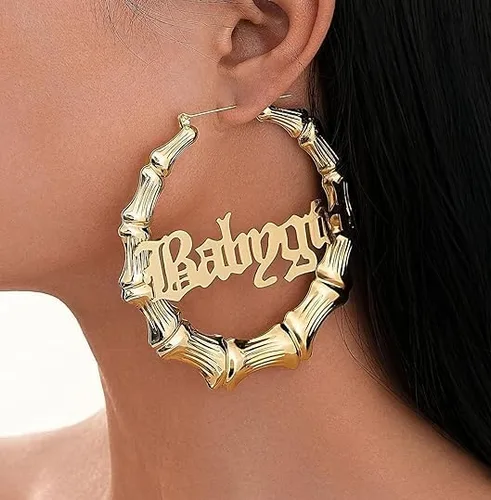 Vista 4 de Pendientes de aro grandes de bambú con letra inglesa antigua, estilo hip-pop, accesorio de fiesta de moda