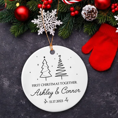 Vista 5 de Adorno de nuestra primera Navidad juntos, adorno de cerámica de Navidad personalizado para parejas, 1ª Navidad juntos, adorno de compromiso