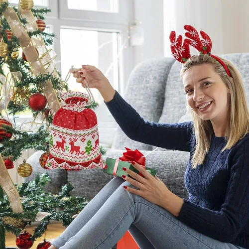 Vista 3 de Jexila 24 bolsas de regalo de arpillera de Navidad de 4 x 6 pulgadas, reutilizables, pequeñas bolsas de dulces con cordón de Navidad para niños