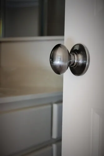 Vista 8 de Delaney Callan Hardware - Pomo de puerta de entrada Carlyle, se adapta a puertas de 1-3/8 a 1-3/4 pulgadas de grosor, borde de acabado de bronce