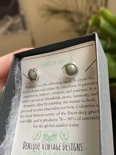 Vista 6 de Aretes de esmeralda colombiana de 0.236 in en acero, cobre, bronce, hierro negro, titanio, plata esterlina, oro de 14 quilates, oro rosa o alambre