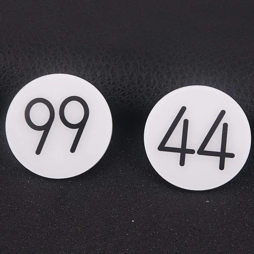 Vista 4 de HXH - Broche Kurapika – Anime HXH Killua Kurapika GON Cosplay Exam Number Pins – El mejor accesorio de joyería para hombres, adolescentes y niños