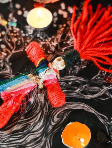 Vista 5 de Juego de muñeca de vudú hecha a mano, cuerda de cáñamo real, envuelta en calavera, brujas de terror, regalos para Halloween, cumpleaños, Navidad
