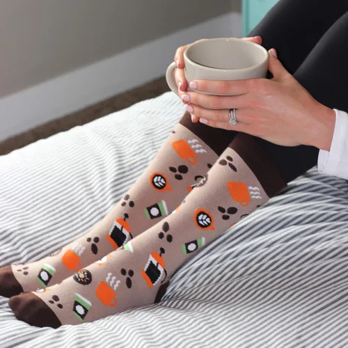 Vista 6 de Lavley Calcetines divertidos con texto en inglés "If You Can Read This, Bring Me Funny Socks", regalos novedosos para hombres, mujeres y adolescentes