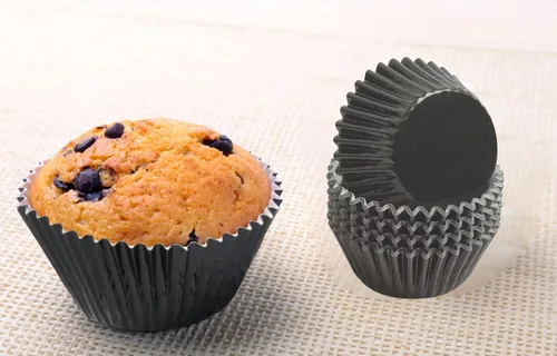 Vista 7 de Forros para cupcakes de papel de aluminio negro, 100 tazas de papel metálico para hornear para fiestas de cumpleaños, bodas o baby showers