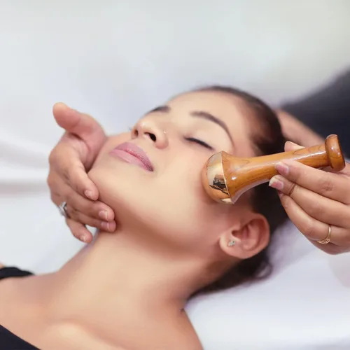 Vista 4 de Kansa Wand Masajeador facial y de pies, beneficios ayurvédicos del bronce, restaurando el brillo a través de la desintoxicación (pequeño)