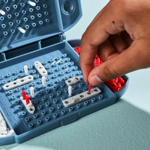 Vista 6 de Hasbro Grab and Go! Paquete (paquete de 4), juegos de mesa de viaje para niños, acorazado, Connect 4, ¿Adivina quién?, juegos de hipopótamos