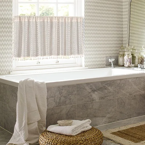 Vista 3 de RYNGHIPY Cenefa de cortina de crochet para ventana de cocina, cortinas de macramé desgastadas con borlas, tratamiento de ventana de encaje