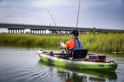 Vista 5 de Perception Pescador Pro 12 Kayak de pesca sentado en la parte superior con asiento ajustable para silla de césped Gran almacenamiento delantero