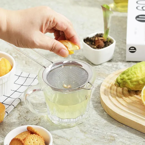 Vista 5 de Coladores de malla fina para cocina, COKUMA colador de metal de acero inoxidable pequeño manual mini, colador de cóctel, té, café y jugo, colador
