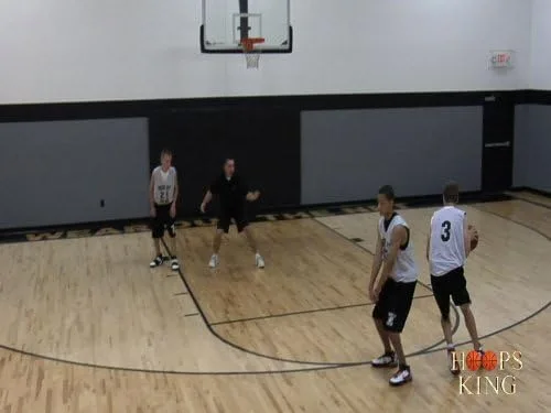 Vista 3 de Video completo de entrenamiento de ofensiva de baloncesto juvenil, ofensas simples para cualquier