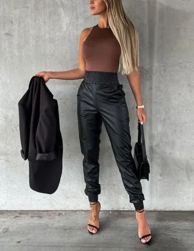 Vista 5 de chouyatou Pantalones deportivos de piel sintética con cintura fruncida y pierna cónica para mujer con bolsillos
