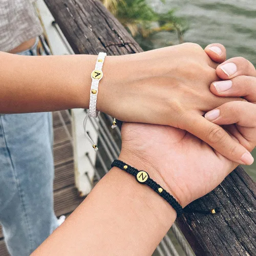 Vista 6 de Sparklejewel Pulseras personalizadas para parejas, pulseras a juego para parejas, grabado, nombre, cuerda trenzada, pulseras para parejas para él