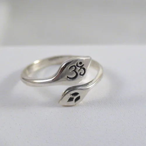 Vista 2 de FashionJunkie4Life Anillo ajustable de plata de ley con flor de loto y símbolo de Om, joyería de yoga Ohm Namaste, Metal
