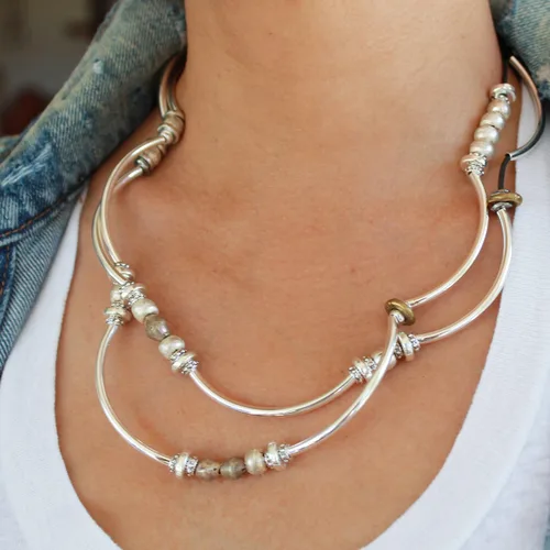 Vista 3 de Lizzy James Bella - Collar de pulsera en plata y cuero gris metálico, Cuero Metal