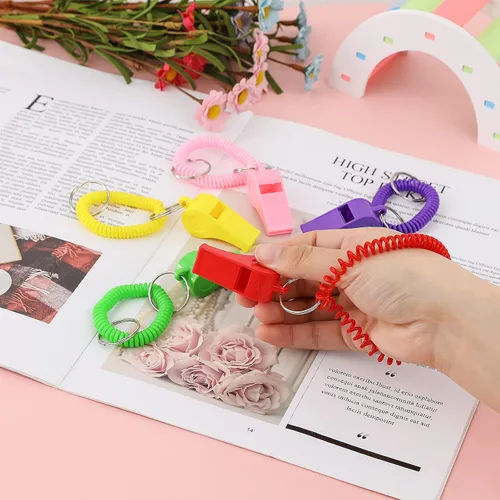 Vista 5 de Mozeat Lens 6 silbatos deportivos con pulsera, silbatos de plástico con bobina elástica, silbatos transparentes para entrenadores, árbitros