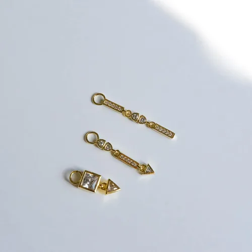Vista 4 de Pavé CZ U Hoops Oval Huggies Oro Vermeil de 18 quilates Aretes de aro ovalados con halo audaz