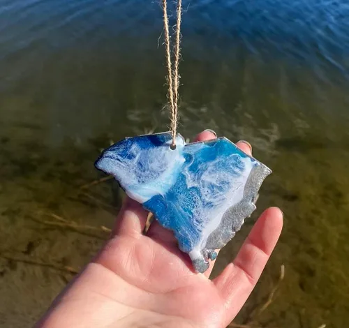 Vista 2 de Adorno navideño de Carolina del Sur, arte de resina hecho a mano es único en su clase, adorno de Navidad estatal con arena real y olas del océano