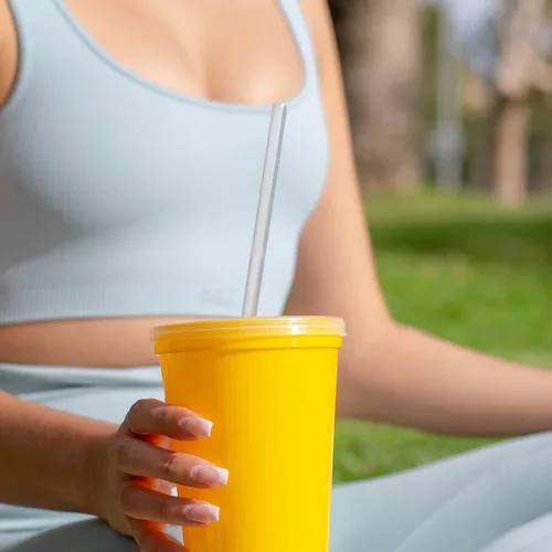 Vista 7 de Rolling Sands Vasos de plástico reutilizables de 22 onzas con tapas, paquete de 10, vasos variados fabricados en Estados Unidos; incluye 10 popotes