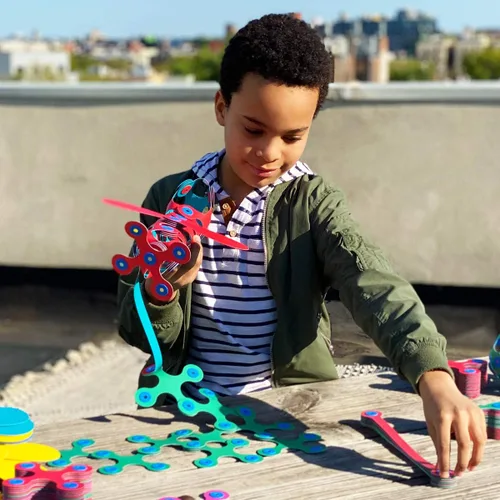 Vista 2 de Clixo Rainbow Pack, juguetes de construcción magnéticos flexibles para niños (42 unidades, 4+) Flexible Imagination STEM magnet toys for travel.