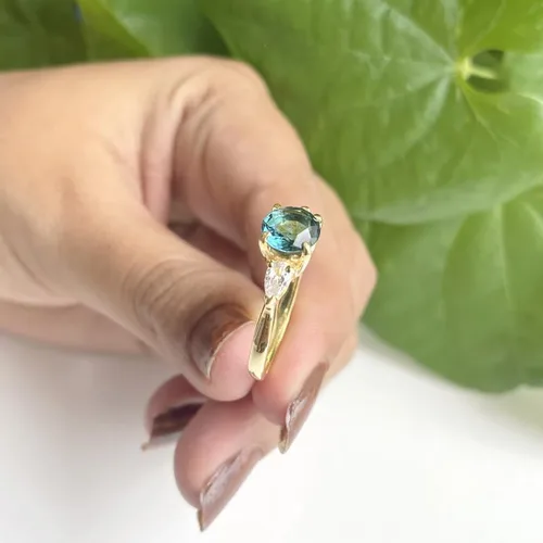 Vista 7 de Anillo de compromiso de 3 piedras con topacio azul Londres y diamante blanco de talla redonda y pera, acabado de oro de 14 quilates, anillo