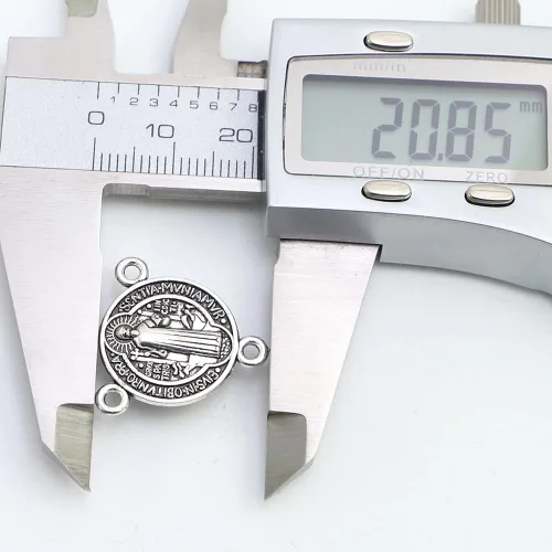Vista 4 de 100 piezas de centros de mesa de rosario con medalla de San Benito de triángulo de plata antigua