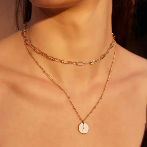 Vista 3 de Valloey Rover - Collares con inicial para mujer, chapado en oro de 14 quilates, delicado collar de letra redonda, dije de disco de moneda de doble