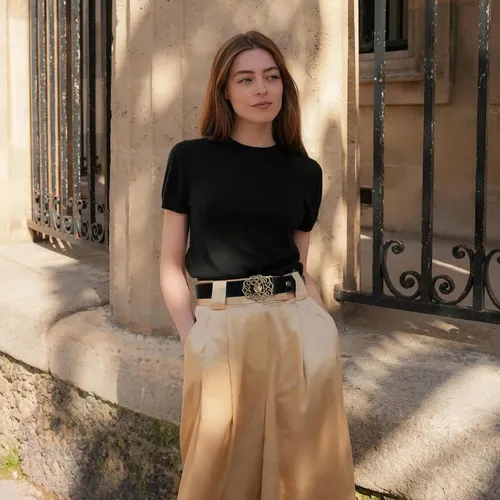 Vista 206 de Cinturón de cuero clásico con hebilla de metal para mujer con vestido de jeans