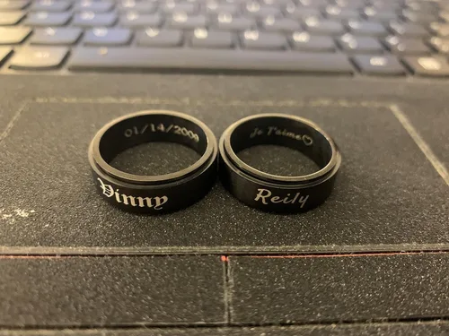 Vista 4 de Anillo de boda personalizado para hombre, anillos de promesa grabados, anillos de titanio negro de 0.157 in, 0.236 in, 0.315 in y 0.394 in