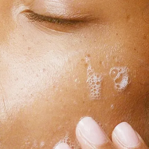 Vista 6 de Alpha Paquete de cuidado de la piel, fórmula refrescante antienvejecimiento de 6 onzas y hidratante facial esencial con ácido hialurónico de 2