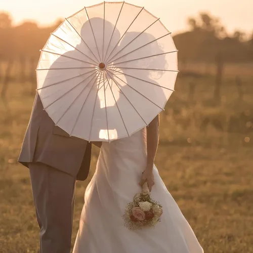 Vista 4 de Paraguas de papel con mango de madera, paraguas a granel para decoración de bodas, 32 pulgadas, paquete de 10
