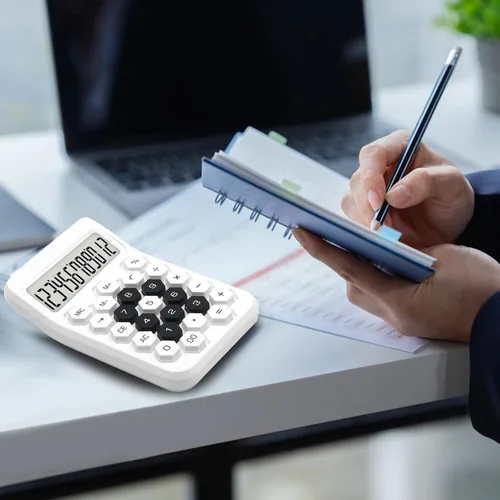 Vista 4 de Calculadora de oficina básica con pantalla LCD grande de 12 dígitos estándar blanca con botón hexagonal, suministros de oficina blancos y accesorios